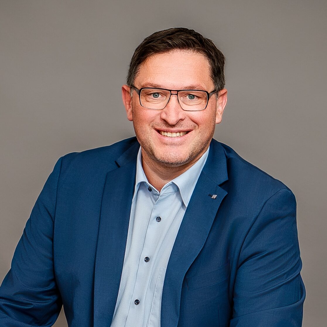 Mann. mit Brille und blauem Anzug mit hellblauem Hemd
